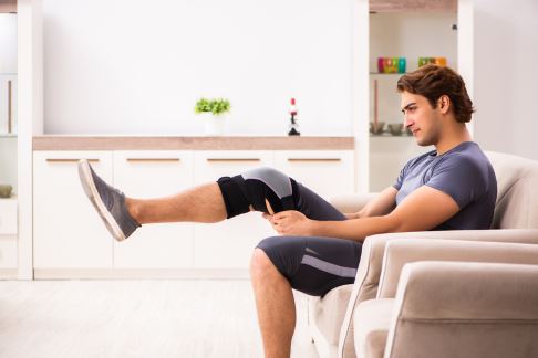 Um einem Muskelabbau entgegenzuwirken und das Knie zu stärken, sind regelmäßige Kräftigungs- und Bewegungsübungen wichtige Elemente der Rehabilitation. © Elnur, Fotolia Rehabilitation nach Kreuzbandriss