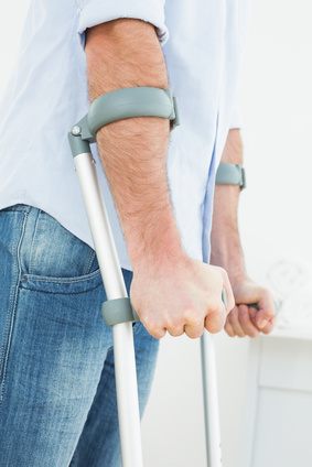 Zur Entlastung des frisch transplantierten Gelenkknorpels sollte der Patient in den ersten drei Monaten Unterarmgehstützen verwenden. © lightwavemedia, Fotolia Patient mit Unterarmgehstützen zur Entlastung des Kniegelenks nach Knorpeltransplantation