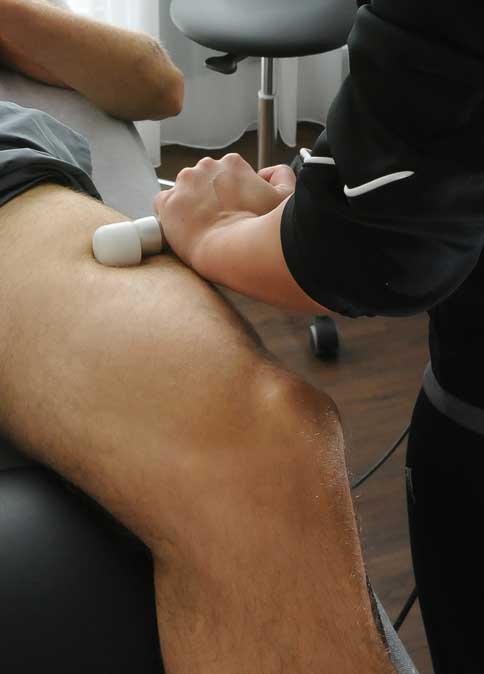 Ein weiteres Modul der zellbiologischen Regulationstherapie bei Arthrofibrose im Kniegelenk ist die biomechanische Stimulation (ZRT-Matrix-Therapie). Sanfte Vibration im Gewebe um das Kniegelenk aktivieren den Stoffwechsel und sanieren das Milieu. © Gelenkreha.de Biomechanische Stimulation (ZRT-Matrix-Therapie) zur Behandlung einer Arthrofibrose