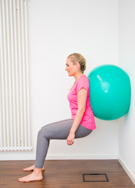 Übung mit dem Gymnastikball: Diese Übung kräftigt die Oberschenkelmuskulatur und beugt Knieschmerzen vor. © Gelenk-Klinik Übung mit dem Gymnastikball