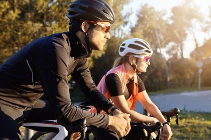 Gelenkschonende Sportarten wie Radfahren oder Walken dürfen in der Regel schon wenige Wochen nach der Meniskus-OP wieder ausgeübt werden. © Wayhome Studio Radfahrer