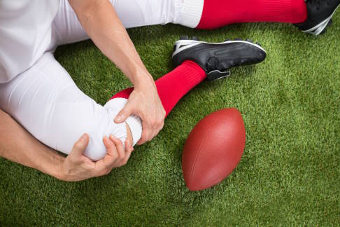 Bei Sportarten wie Rugby oder Fußball ist das Risiko für einen Muskelfaserriss erhöht. © Andrey Popov, Adobe Muskelfaserriss in der Wade beim Rugby