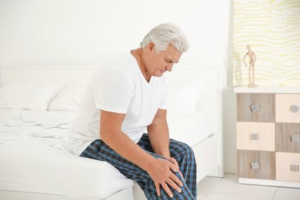 Gelenkschmerzen, die nachts auftreten, entstehen häufig durch entzündliche Prozesse. Rheuma oder Arthrose können ursächlich sein. © Africa Studio, Fotolia Mann mit Gelenkschmerzen nachts