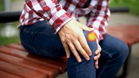 Bei einer retropatellaren Arthrose treten vor allem unter Belastung vordere Knieschmerzen auf. © motortion, Fotolia vordere Knieschmerzen durch Retropatellararthrose