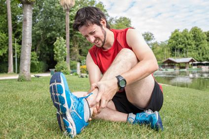 Übermäßige oder falsche Trainingsbelastung bei Laufsportlern kann die Schädigung der Achillessehne begünstigen. © Mike Fouque, Fotolia Mann mit Achillodynie