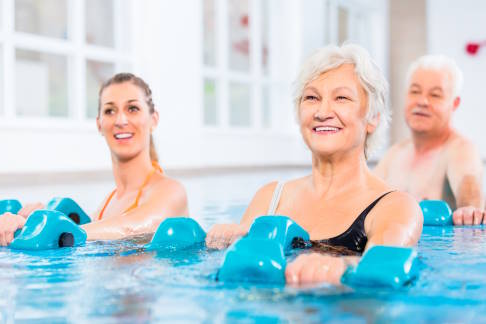 Sport im Wasser ist effektiv und schont die Gelenke. © kzenon, Adobe Wassergymnastik bei Hüftarthrose