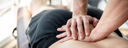 Der Chirotherapeut kann Schmerzen und Bewegungseinschränkungen mit gezielten Handgriffen lindern. © Kritchanut, istock Chirotherapie