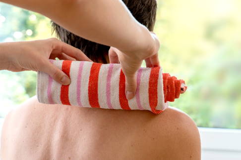 Die heiße Rolle ist eine physikalische Therapiemaßnahme, die lokale Wärme und Massage kombiniert. © Werner, Fotolia Physikalische Therapie mit heißer Rolle