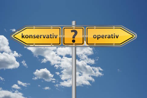 Erst wenn konservative Behandlungsmöglichkeiten ausgeschöpft sind, kommt eine Operation in Betracht. © cirquedesprit, Adobe Straßenschilder beschriftet mit konservativ und operativ.