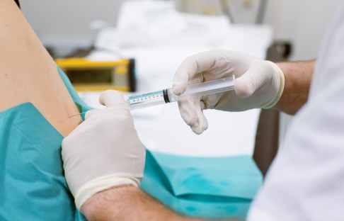Die Behandlung von Rückenschmerzen mit Kortisoninjektionen gehört zur interventionellen Schmerztherapie. © Kzenon, Adobe Kortisoninjektion