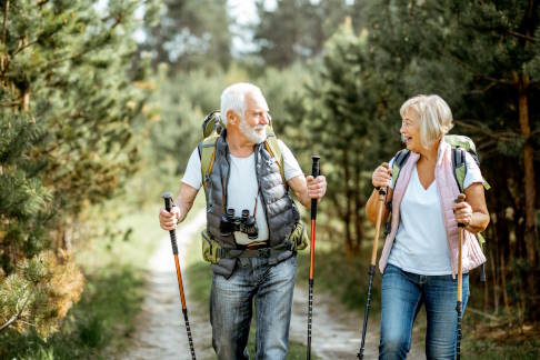 Durch ERAS werden Patienten nach einer Operation schneller wieder fit. © rh2010, Adobe Älteres Paar beim Nordic Walking