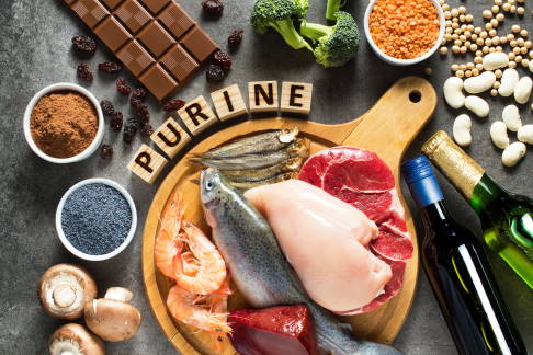 Patienten mit Gicht sollten möglichst auf purinreiche Kost verzichten. Purine sind vor allem in tierischen Lebensmitteln vorhanden. © airborne77, Adobe Stock Purin in tierischen Lebensmitteln