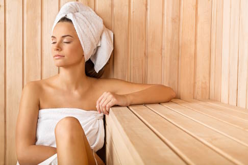 Ein Saunabesuch nach dem Sport wirkt wahre Wunder. Wärme fördert die Durchblutung und lindert Muskelschmerzen. © BillionPhotos.com, Adobe Frau in der Sauna nach dem Sport.