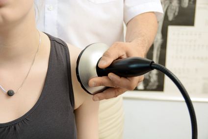 Die Stoßwellentherapie ist ein Verfahren zur Behandlung von Sehnenansatzerkrankungen oder Kalkablagerungen. © Dan Race, Fotolia Stoßwellentherapie bei Kalkschulter