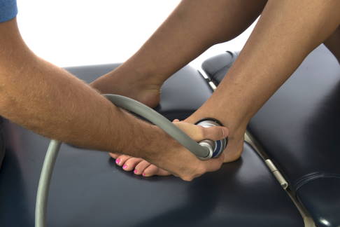 Die Stoßwellentherapie kann die Heilung gereizter Peronealsehnen unterstützen. © Jeff Penner, iStock Stosswellentherapie am Fuß