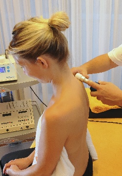 Die Matrixtherapie ist ein physikalisches Therapieverfahren, das den Stoffwechsel im Gewebe anregt und zur Schmerzlinderung beiträgt. © Gelenk-Klinik Matrixtherapie zur Schmerzlinderung und Förderung des Stoffwechsels