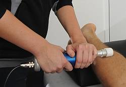Eine Achillessehnenentzündung (Achillodynie) oder ein Fersensporn können durch biomechanische Schwingung behandelt werden. Die Wirkung in der extrazellulären Matrix erfolgt über den kompletten Verlauf der Muskelfasern. © Gelenk Reha ZRT-Matrix-Therapie bei Achillodynie oder Fersensporn