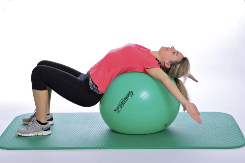 Eine Übung zur Mobilisation der Wirbelsäule und Dehnung der vorderen Muskelketten können Sie auf einem Gymnastikball durchführen. Machen Sie aus dem Sitzen heraus kleine Schritte nach vorne, bis nur noch Ihr Rücken auf dem Ball aufliegt. Dann strecken Sie die Arme v-förmig nach hinten. © Gelenk-Klinik Übung zur Dehnung der vorderen Muskelketten