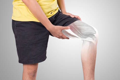 Betrifft häufig Sportler: Adduktorenzerrung. © SoftSheep, Adobe Mann hält seinen schmerzenden Oberschenkel