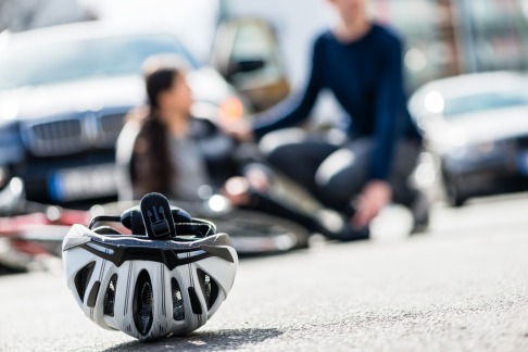 Wenn es nach Unfällen mit dem Fahrrad zu Nackenschmerzen kommt, sollte man einen Arzt aufsuchen. © Kzenon, Adobe Verkehrsunfälle können Nackenschmerzen auslösen