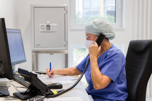 Unser Anästhesie-Team nimmt sich Zeit für Sie und beantwortet Ihre Fragen gerne. © Gelenk-Klinik Anästhesistin in der Gelenk-Klinik Freiburg