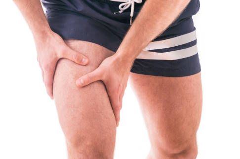 Der Muskelfaserriss zählt zu den häufigsten Sportverletzungen. © Gelenk-Klinik Sportler mit Muskelfaserriss im Oberschenkel