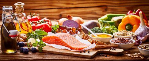 Eine ausgewogene Ernährung sollte aus frischen Produkten und einem hohen Anteil an Vollkornprodukten, Obst und Gemüse bestehen. © exclusive-design, Adobe ausgewogene Ernährung bei Wadenkrämpfen