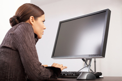 Am Computer arbeiten wir oft über lange Zeit unbemerkt in einer angespannten Sitz- und Körperhaltung. Diese kann schnell zu verspannten Schulter- und Nackenmuskeln führen. © StudioThreeDots, Istockphoto.com Frau bei der Computerarbeit