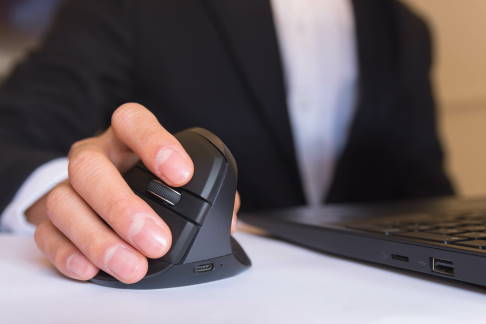 Wer häufig mit einer Computermaus arbeitet, belastet Handgelenk, Daumen und Finger stark. Eine ergonomisch geformte Maus entlastet die Muskeln und Sehnen. © Justin, Adobe Stock ergonomische Computermaus