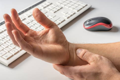 Der Mausarm kann die Hand-, Arm-, Schulter- und Nackenregion betreffen. Jede dauerhafte Überanstrengung oder einseitige Belastung der Muskulatur begünstigt die Entstehung dieses sogenannten RSI-Syndroms. © Ralf Geithe, Adobe Stock Mausarm (RSI-Syndrom)