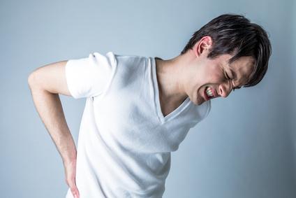 Eine Spondylose kann zu starken belastungsabhängigen Rückenschmerzen führen. © metamorworks, Fotolia Junger Mann mit Rückenschmerzen