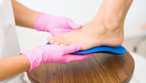 Orthopädische Schuheinlagen werden vom Arzt individuell verordnet und vom orthopädischen Schuhtechniker angepasst. ©luzaein, Adobe Anpassung orthopädischer Schuheinlagen