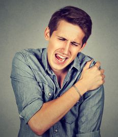 Ein Riss der Rotatorenmanschette schränkt die Beweglichkeit der Schulter schmerzhaft ein. © pathdoc, Fotolia Mann hat Schulterschmerzen nach Ruptur der Rotatorenmanschette