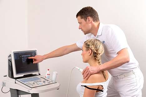 Im Gegensatz zu anderen bildgebenden Verfahren kann die Ultraschalluntersuchung alle Strukturen im Schulterbereich auch in Bewegung darstellen. © Gelenk-Klinik Untersuchung der Schulterschmerzen durch Ultraschall