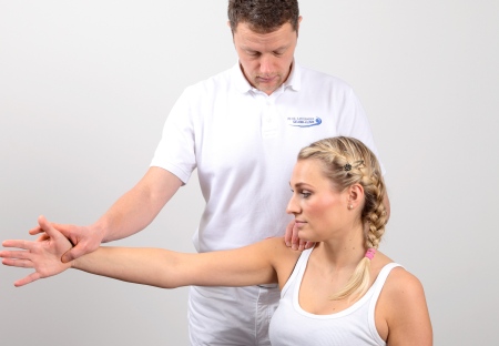 Beim seitlichen Abspreizen des Armes in die Horizontale treten die für eine Supraspinatussehnenruptur charakteristischen Schmerzen auf. © Gelenk-Klinik Untersuchung der Supraspinatussehne durch den Schulterspezialisten