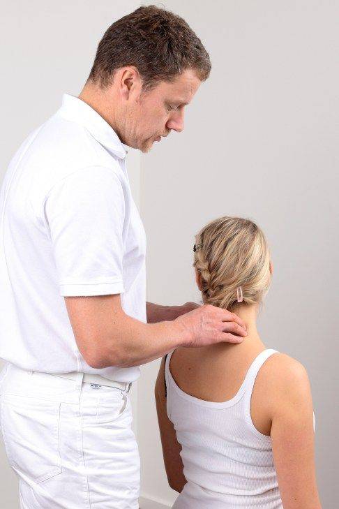 Bei Schulterschmerzen ist eine Untersuchung der Halswirbelsäule ebenfalls erforderlich. © Gelenk-Klinik Schulterschmerzen – Untersuchung der Halswirbelsäule ist ebenfalls erforderlich