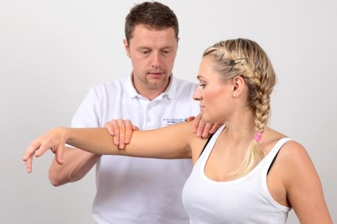 Bei Schulterarthrose sind Kraft und Beweglichkeit oft eingeschränkt. Wenn der Untersucher den abgespreizten Arm belastet, kann ein Patient mit Omarthrose nur wenig Widerstand entgegenbringen. © Gelenk-Klinik Bei Schulterarthrose sind Kraft und Beweglichkeit oft eingeschränkt