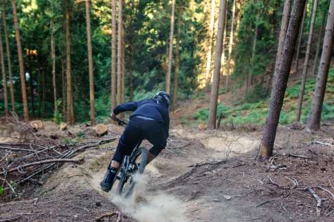 Ein Sportunfall mit Sturz auf den Oberarm ist eine häufige Ursache für die Schulterluxation. © Adobe Stock, Joel Wüstehube Mountainbiker im Wald