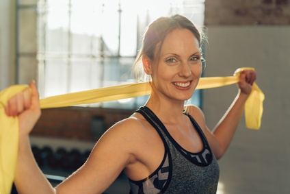 Schulterübung mit Theraband © contrastwerkstatt, Fotolia Schulterübung mit Theraband zur Vorbeugung des Schulter Impingement Syndroms