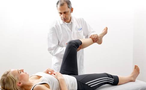Eine umfassende klinische und neurologische Untersuchung schafft die Grundlage für die Interpretation der Bildgebung. Ohne die genaue Untersuchung von Schmerzen, Ausfällen, Gefühlsstörungen und Reflexen kann man nicht sagen, welche der radiologisch gefundenen spinalen Stenosen ursächlich für die Beschwerden ist. Häufig haben in der Bildgebung sichtbare Einengungen keine direkten Auswirkungen auf das Wohlbefinden des Patienten. © Gelenk-Klinik neurologische und neurochirurgische Untersuchung