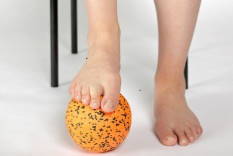 Umschließen Sie den Ball mit dem Zehenballen. © Gelenk-Klinik Ausgangsposition