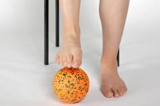 Heben Sie nun den Fuß an und halten Sie das Quergewölbe weiter aufrecht. © Gelenk-Klinik Übung zum Training der kleinen Fußmuskeln