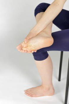 Formen Sie mit der Hand das Quergewölbe. © Gelenk-Klinik Ausgangsposition