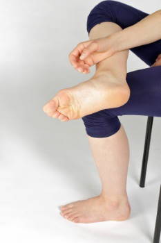 Lassen Sie nun die Hand langsam los und halten Sie das Quergewölbe weiter aufrecht. © Gelenk-Klinik Übung zum Training der kleinen Fußmuskeln