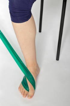 Bringen Sie den Fuß zurück in die Ausgangsposition. © Gelenk-Klinik zurück in der Ausgangsposition