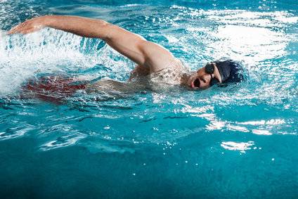 Schwimmen, insbesondere Kraul- und Rückenschwimmen, ist für Arthrosepatienten besonders geeignet, da der Auftrieb die Gelenke entlastet und die Muskulatur trainiert wird. Die Scherbewegung der Beine beim Brustschwimmen sollten Patienten mit Kniearthrose vermeiden. © takoburito, Fotolia Schwimmen ist auch mit Sprunggelenksprothese möglich.
