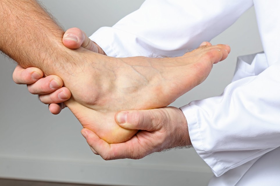 Bei der klinischen Untersuchung prüft der Arzt den Fuß auf Druckschmerzen und Bewegungseinschränkungen. © Gelenk-Klinik Klinische Untersuchung des Fußes