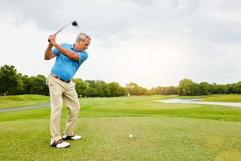 Nach Implantation einer Sprunggelenksprothese sind Sportarten wie Golf, Radfahren und Schwimmen oft wieder gut möglich. © Reese, Adobe Golfspieler mit Sprunggelenksprothese beim Abschlag