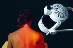 Tiefenwärme fördert den Zellstoffwechsel und die Regeneration von unterversorgten und deregulierten Geweben bei einem Mausarm. Wassergefiltertes Infrarot hat sich in der zellbiologischen Regulationstherapie als besonders wirksam gegen Gewebeverhärtung, Verspannungen und Störungen des Stoffwechsels erwiesen. © Dr. Bernhard Dickreiter Matrixtherapie durch Tiefenwärme